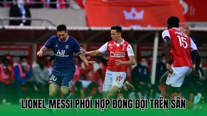 Kỹ Thuật Chạy Chỗ Trong Bóng Đá Cùng Bí Quyết Tạo Đột Phá 4 Lionel Messi phối hợp đồng đội trên sân